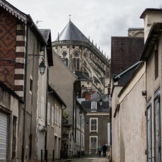 La fameuse cathédrale Saint-Pierre, emblème de Bourges, pointe son nez entre les charmantes ruelles de la ville.
.
.
.
#berrycola #cola #colamadeinfrance #madeinfrance #local #Berry #Bourges #frais #rafraichissant #drink