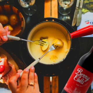 Un des meilleurs moments de l’hiver, une fondue entre amis ! Idéale pour se réchauffer et contrer les journées froides. 🧀❄️
Un Berry Cola pour se désaltérer et le tour est joué !
.
.
.
#berrycola #cola #colamadeinfrance #madeinfrance #colafrançais #local #Berry #Bourges #frais #rafraichissant #drink #fondue #fromage