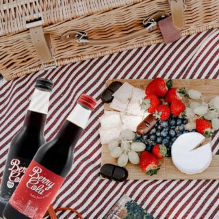 On profite encore des derniers jours de beau temps et du week-end pour savourer Berry Cola classique ou zéro autour d’un picnic automnal composé de nos fromages locaux. 
Qui dit mieux ? 🧀
.
.
.
#berrycola #cola #colamadeinfrance #madeinfrance #local #Berry #Bourges #frais #rafraichissant #drink