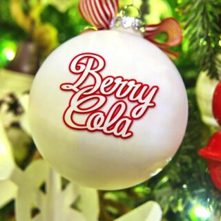 Noël n’a jamais été aussi proche ! Vous avez pensé au sapin ? Notre Berry Cola est aux couleurs de Noël cette année et se mêle parfaitement au décor. 🎄
.
.
.
#berrycola #cola #colamadeinfrance #madeinfrance #local #Berry #Bourges #frais #rafraichissant #drink #Noel2022 #bouledenoel