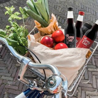 Jour de marché oblige, une balade en vélo s’impose pour faire le plein de fruits et légumes frais ! Accompagnés de notre délicieux Berry Cola, c’est encore meilleur !
.
.
.
#berrycola #cola #colamadeinfrance #madeinfrance #colafrançais #local #Berry #Bourges #frais #rafraichissant #drink